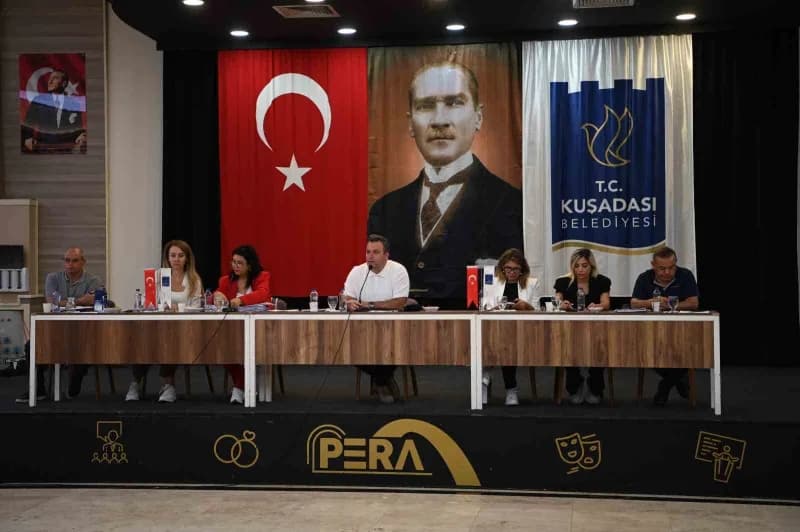 Kuşadası Belediye Başkan Vekili Tahsin Demirtaş toplantıda açıklama yaparken