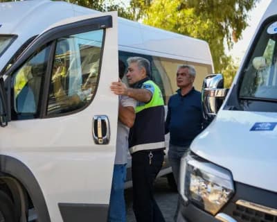 Kuşadası’nda okul servislerinin teknik donanım ve belgelerinin kontrol edildiği denetim görüntüsü