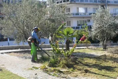 Kuşadası’nda belediye ekipleri park ve yeşil alanlarda bakım ve onarım çalışması yapıyor