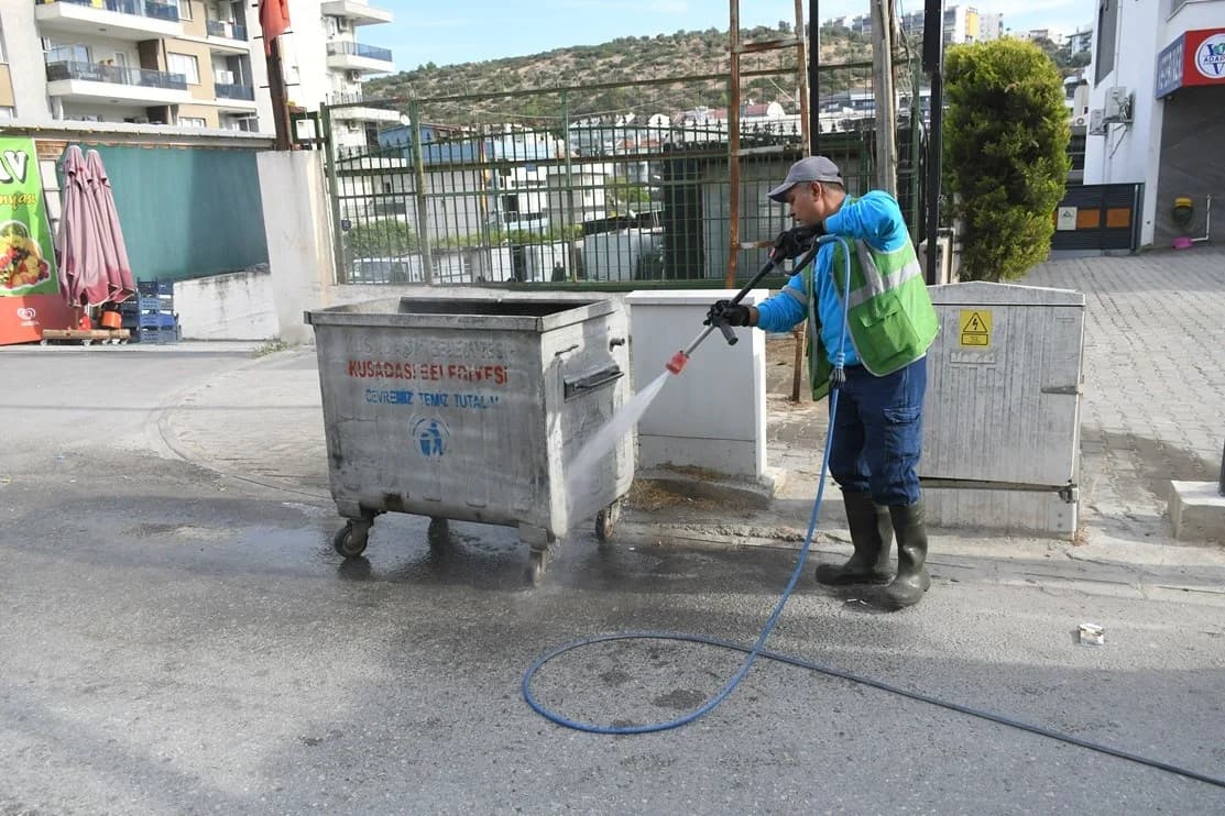 Kompakt yapısıyla en dar sokaklara dahi girebilen Bucher, yıkama ve süpürme işlemlerini aynı anda gerçekleştirerek Temiz