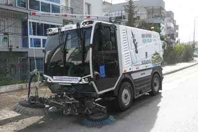 Kuşadası Belediyesi’nin Küçük Dev Bucher temizlik aracı dar sokakta temizlik yaparken
