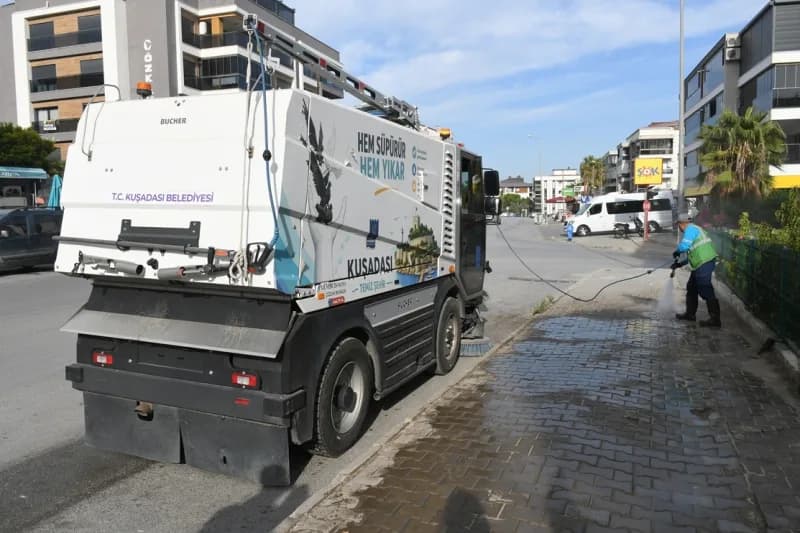 Kompakt yapısıyla en dar sokaklara dahi girebilen Bucher, yıkama ve süpürme işlemlerini aynı anda gerçekleştirerek Temiz