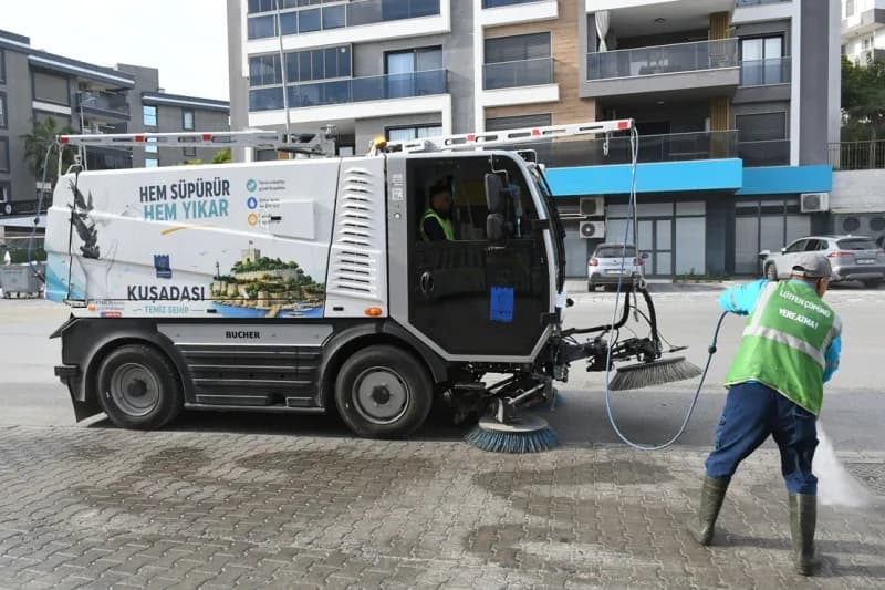 Kompakt yapısıyla en dar sokaklara dahi girebilen Bucher, yıkama ve süpürme işlemlerini aynı anda gerçekleştirerek Temiz