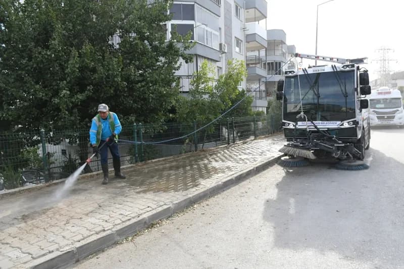 Kompakt yapısıyla en dar sokaklara dahi girebilen Bucher, yıkama ve süpürme işlemlerini aynı anda gerçekleştirerek Temiz