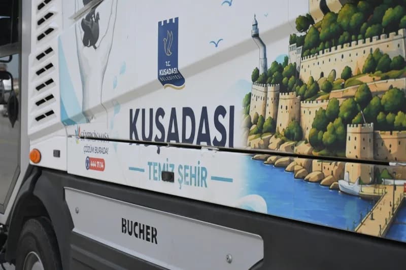 Kompakt yapısıyla en dar sokaklara dahi girebilen Bucher, yıkama ve süpürme işlemlerini aynı anda gerçekleştirerek Temiz