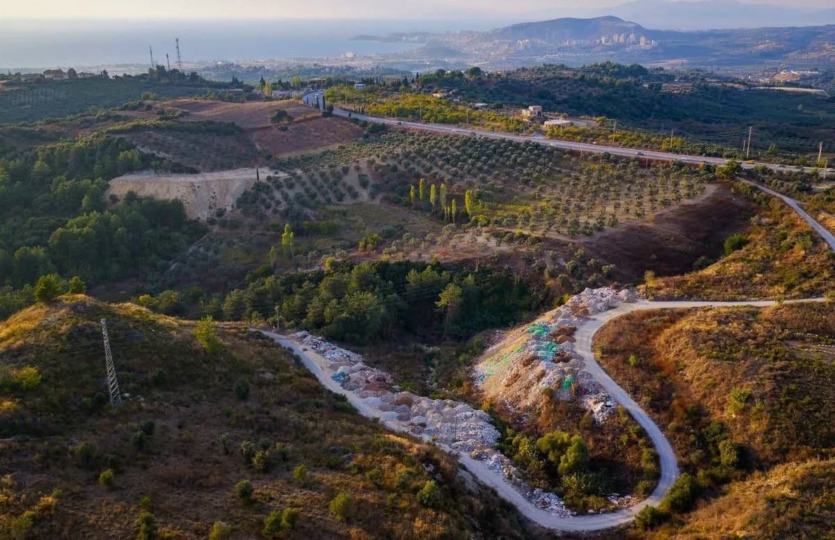 Kuşadası Yaylaköy’de doğal peyzaj ve dere yataklarında biriken inşaat atıkları ve çöpler