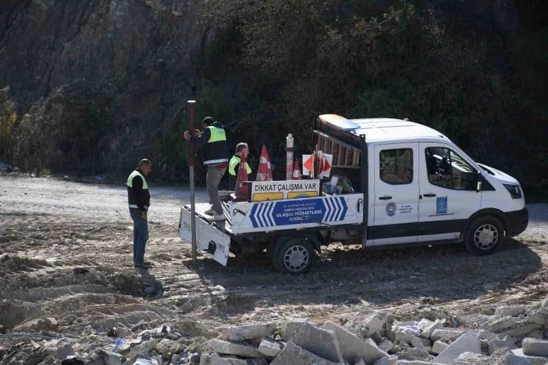 Aydın'ın Kuşadası ilçesinde, Toskana'ya benzetilen Yaylaköy altındaki doğal alana gelişigüzel döküle