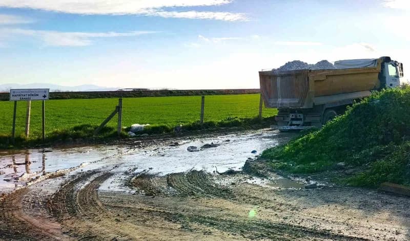 Aydın'ın Kuşadası ilçesinde, Toskana'ya benzetilen Yaylaköy altındaki doğal alana gelişigüzel döküle