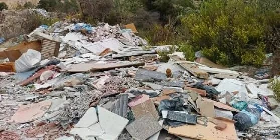 Aydın'ın Kuşadası ilçesinde, Toskana'ya benzetilen Yaylaköy altındaki doğal alana gelişigüzel döküle