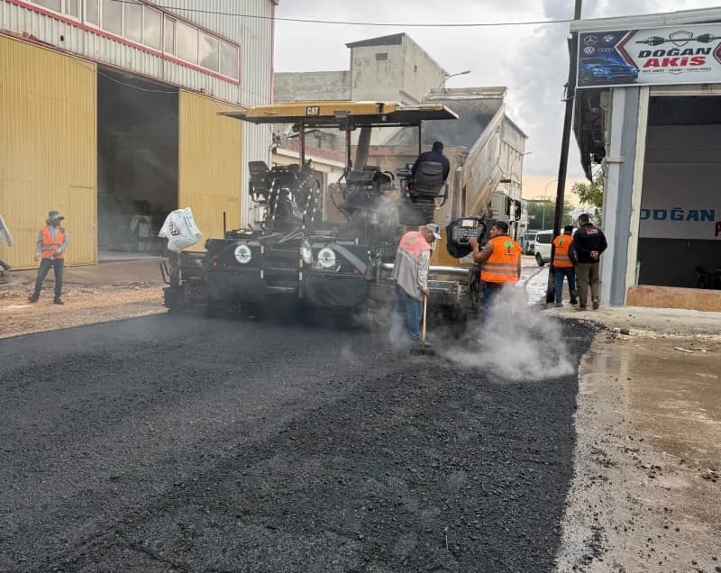 Şehitkamil Belediyesi ekipleri KÜSGET ve 25 Aralık Sanayi Sitesi yollarında asfaltlama çalışması yapıyor