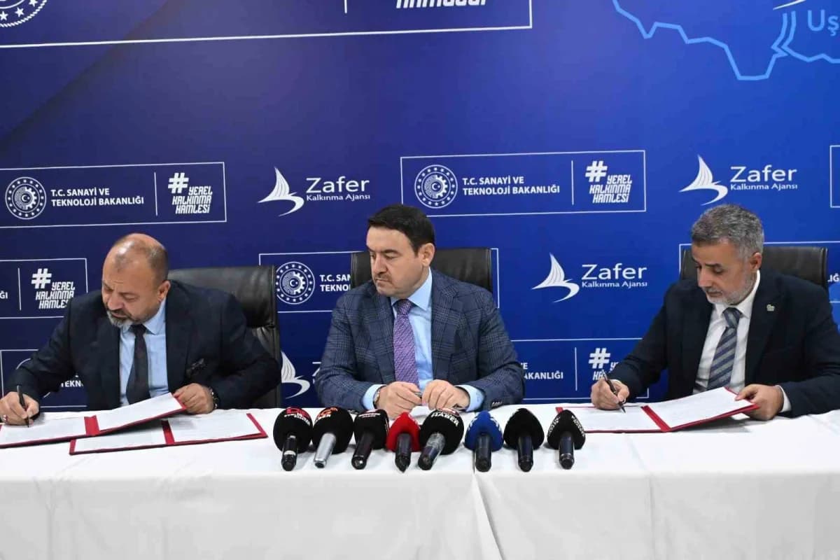 Protokole Kütahya Valisi Musa Işın (Ortada), Kütahya Organize Sanayi Bölgesi Yönetim Kurulu Başkanı