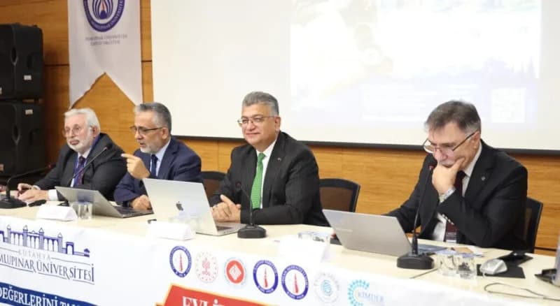 Kütahya Dumlupınar Üniversitesi’nde Evliya Çelebi sempozyumu sırasında konuşma yapan akademisyenler