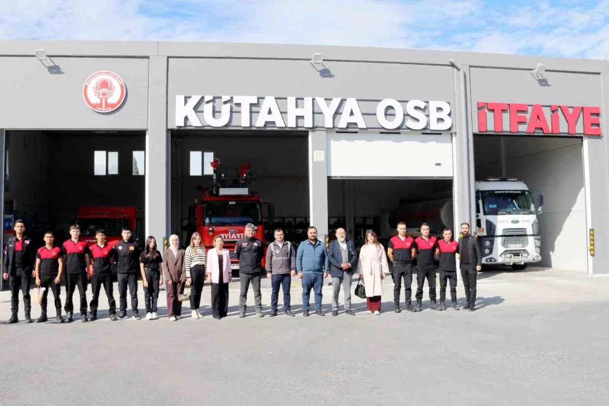 Kütahya OSB itfaiye ekibi ve mesleki eğitim öğrencileri İtfaiye Haftası kapsamında ziyaret sırasında birlikte poz veriyo