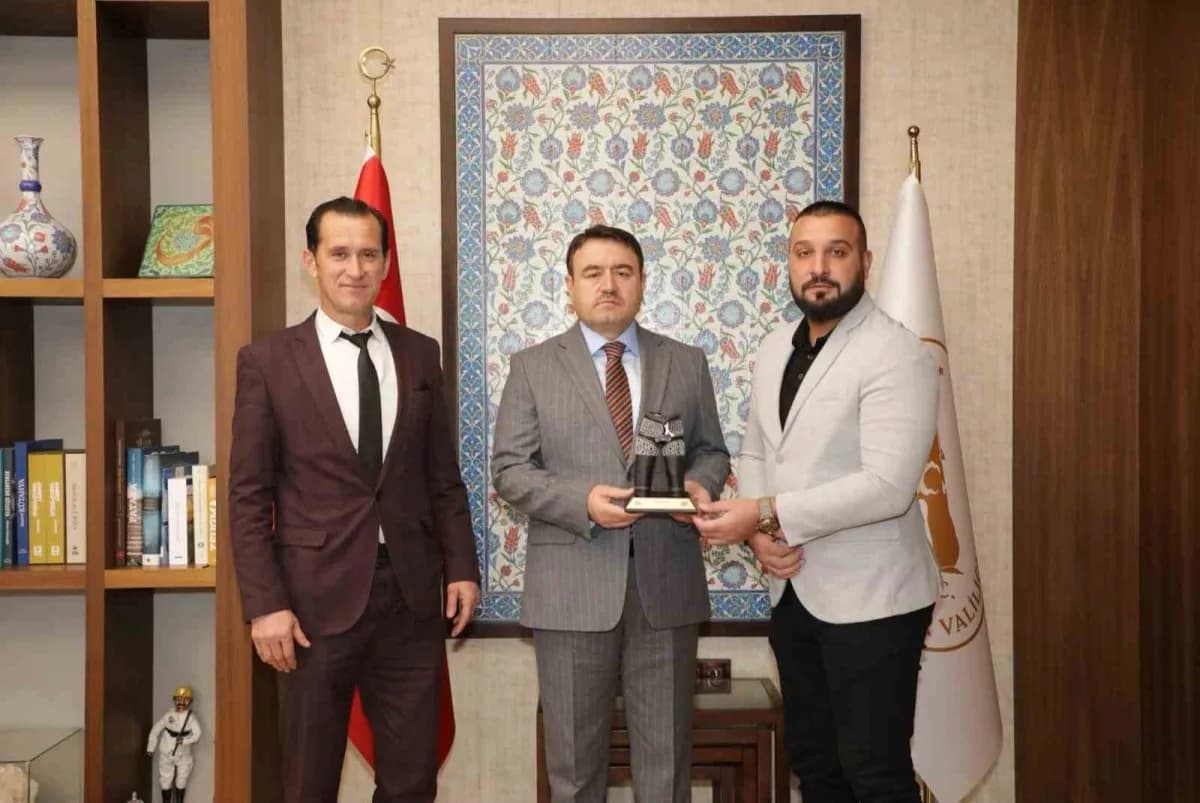 Kütahya Valisi Musa Işın Pazarlar Spor Lisesi Spor Kulübü yetkilileriyle görüşüyor
