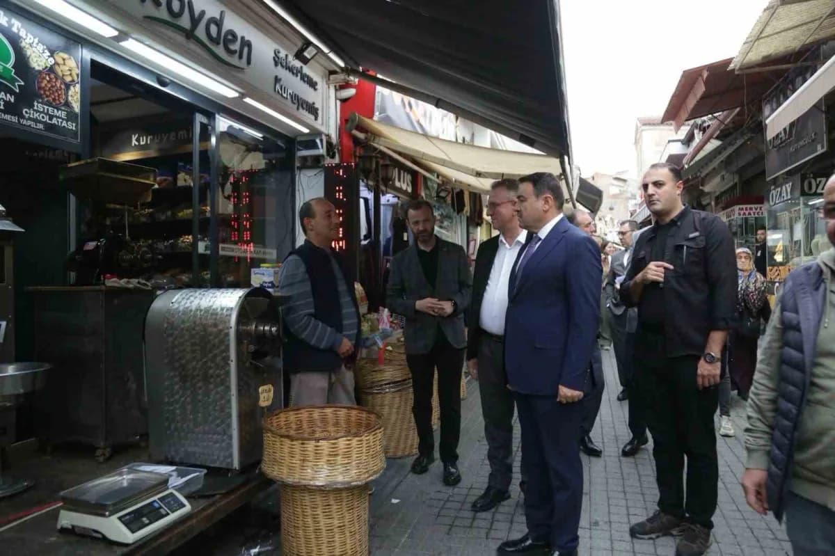 Kütahya Saman Pazarı ve Pekmez Pazarı Caddesi’nde tarihi çarşıda yenileme çalışmaları devam ediyor
