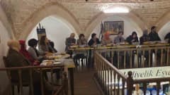 Kütahya’da restore edilen 600 yıllık tarihi hamamın iç mekanında sanatçıların buluşması