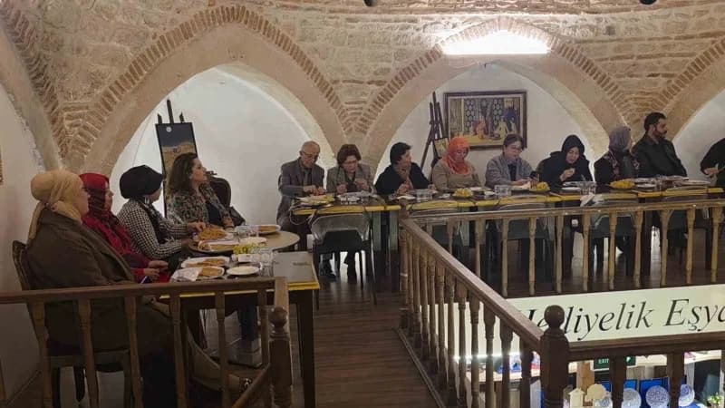 Kütahya’da restore edilen 600 yıllık tarihi hamamın iç mekanında sanatçıların buluşması