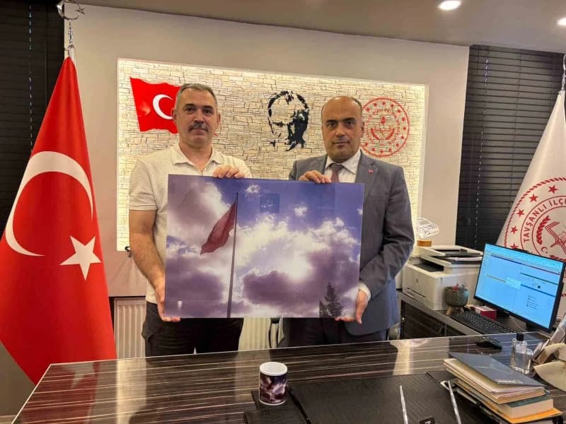 Hasan Hüseyin Karatepe solda sağda Tavşanlı İlçe milli Eğitim Müdürü Raşit Küçükkağnıcı