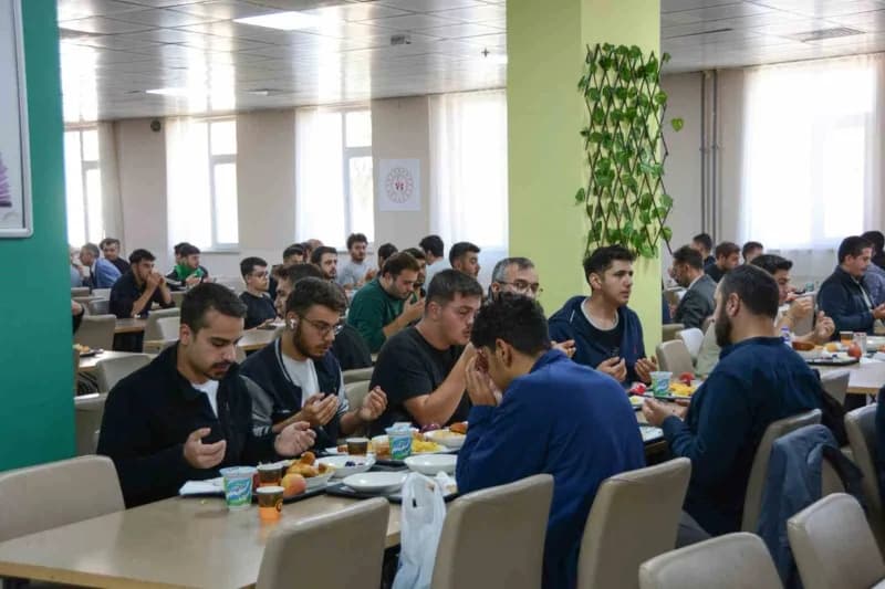 Vali Işın, öğrencilerle kahvaltıda buluştu
