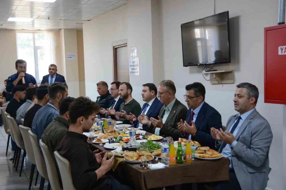 Kütahya Valisi Musa Işın Yesevi Erkek Öğrenci Yurdu'nda öğrencilerle kahvaltı programında bir arada