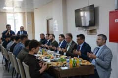 Kütahya Valisi Musa Işın Yesevi Erkek Öğrenci Yurdu'nda öğrencilerle kahvaltı programında bir arada