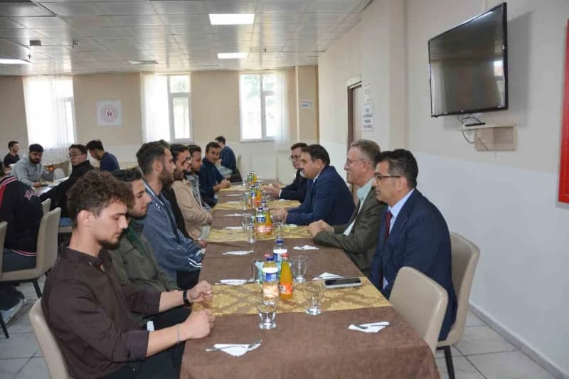 Vali Işın, öğrencilerle kahvaltıda buluştu