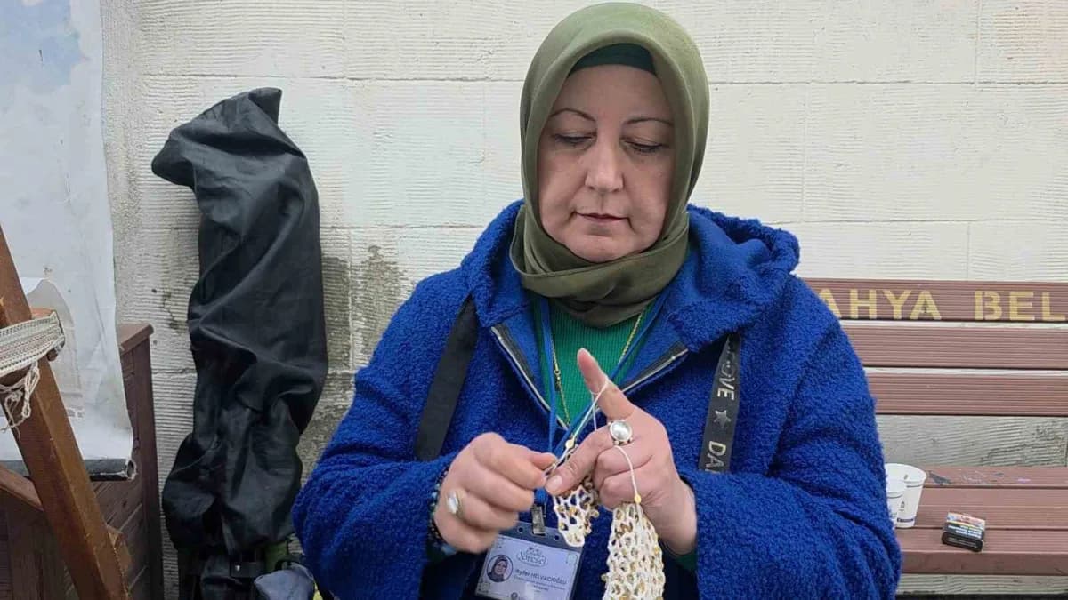 Ayfer Helvacıoğlu 40 yıllık örgü tutkusunu yeni tasarımlara aktararak el emeği ürünler ortaya çıkarıyor.