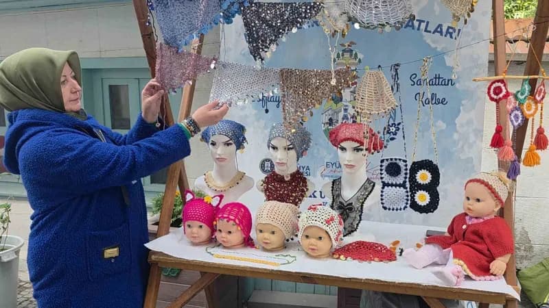 Örgüyle yaklaşık 40 yıl önce tanıştığını anlatan Helvacıoğlu, son dönemde ürünlerini sergilemek ve daha fazla kişiye ula