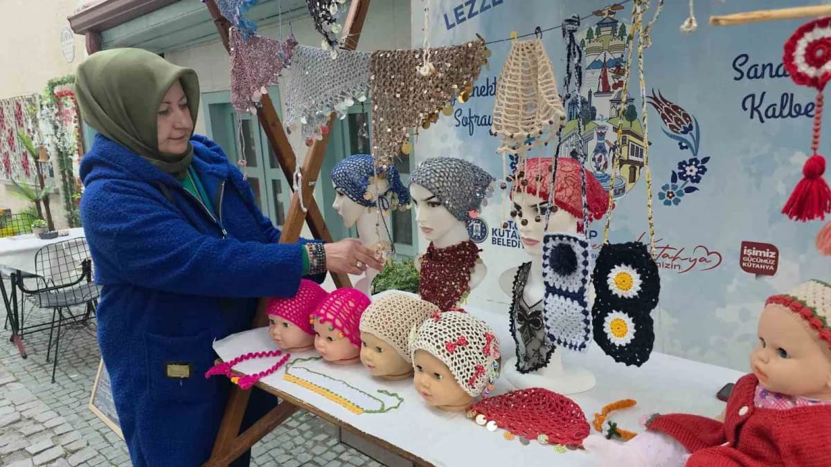 Kütahya’da Ayfer Helvacıoğlu el emeği örgü ürünlerini sergiliyor