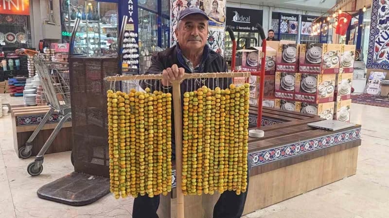 Kütahya'da dağlardan topladığı alıçları vatandaşlarla buluşturan seyyar satıcı Mustafa Akan, meyvenin toplanma ve satış