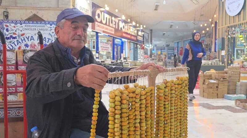 Kütahya'da dağlardan topladığı alıçları vatandaşlarla buluşturan seyyar satıcı Mustafa Akan, meyvenin toplanma ve satış