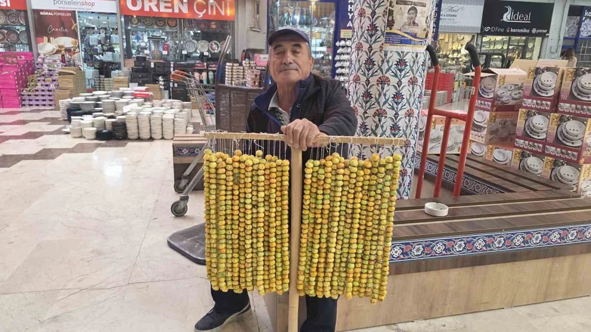 Kütahya’da dağlardan toplanan doğal alıç meyveleri tezgahlarda satışa sunuldu