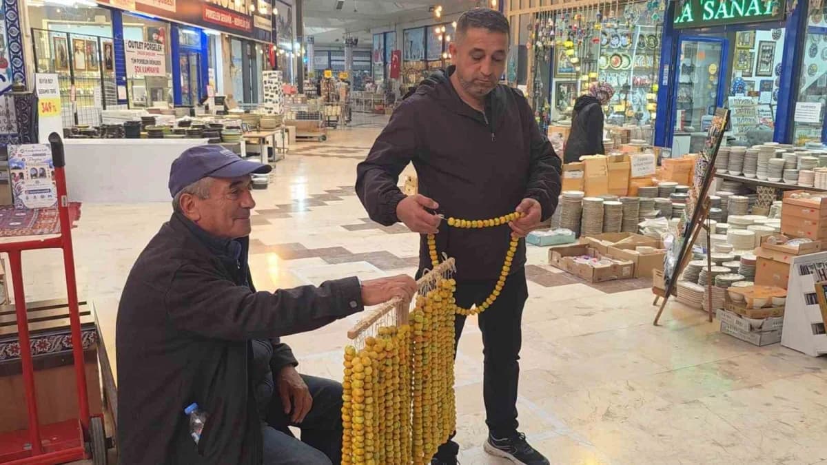 Kütahya'da dağlardan toplanan alıç tezgahlardaki yerini aldı