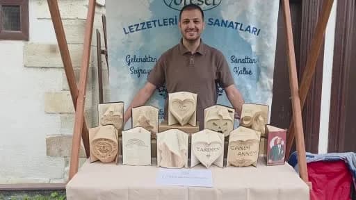 Kütahya’da hurda kitapların kitap katlama sanatıyla farklı tasarımlara dönüştürülmesi