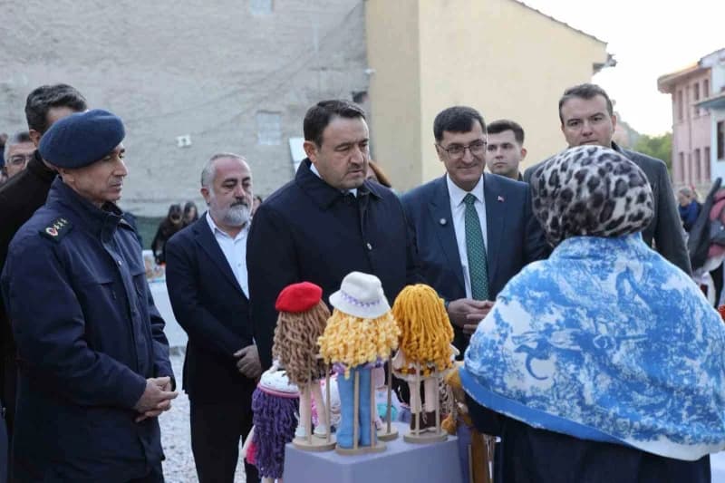 Kütahya Belediyesi ve Kütahya Kent Konseyi iş birliğiyle oluşturulan Sanat Sokağı, düzenlenen törenle açıldı.
