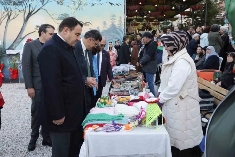 Kütahya Belediyesi ve Kütahya Kent Konseyi iş birliğiyle oluşturulan Sanat Sokağı, düzenlenen törenle açıldı.