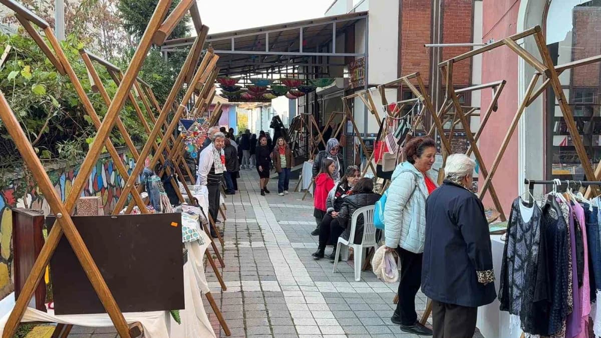 Kütahya Belediyesi ve Kütahya Kent Konseyi iş birliğiyle oluşturulan Sanat Sokağı, düzenlenen törenle açıldı.