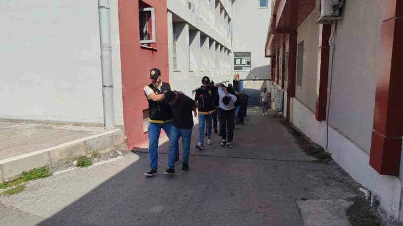 Şüphelinin kaçmasına yardım ettiği öne sürülen 9 kişi de gözaltına alındı.
