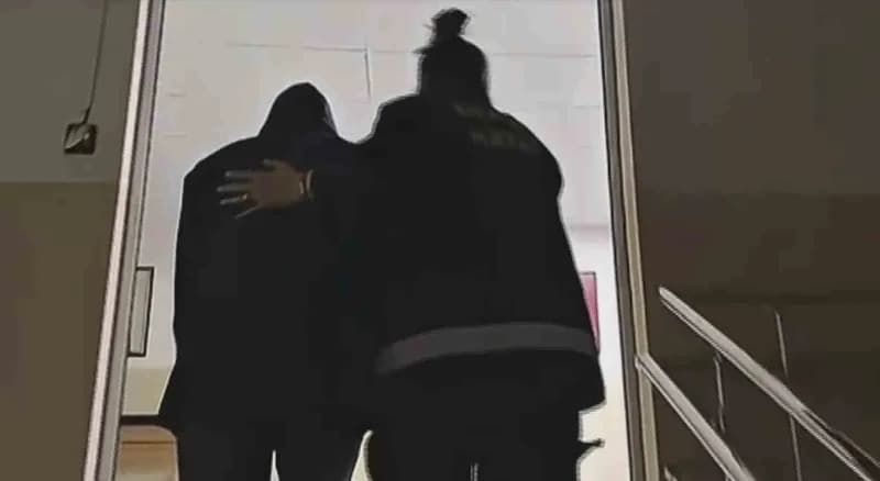 Hatay'da kuyumcuyu soymak için terzi dükkanının duvarını spiralle keserek çelik kasaya ulaşmaya çalışan 2 şüpheli, polis