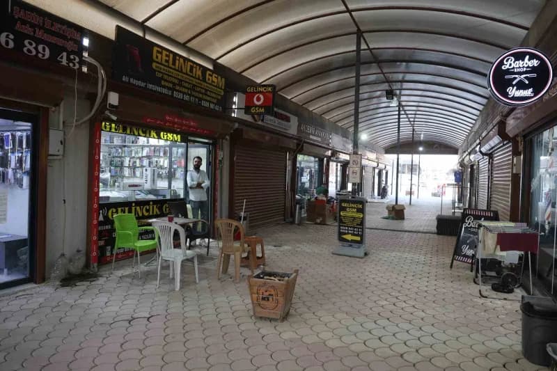 Hatay'ın Antakya ilçesinde kuyumcuyu soymak isteyen 2 şüpheli, girdikleri terzi dükkanının duvarını spiralle delerek kas