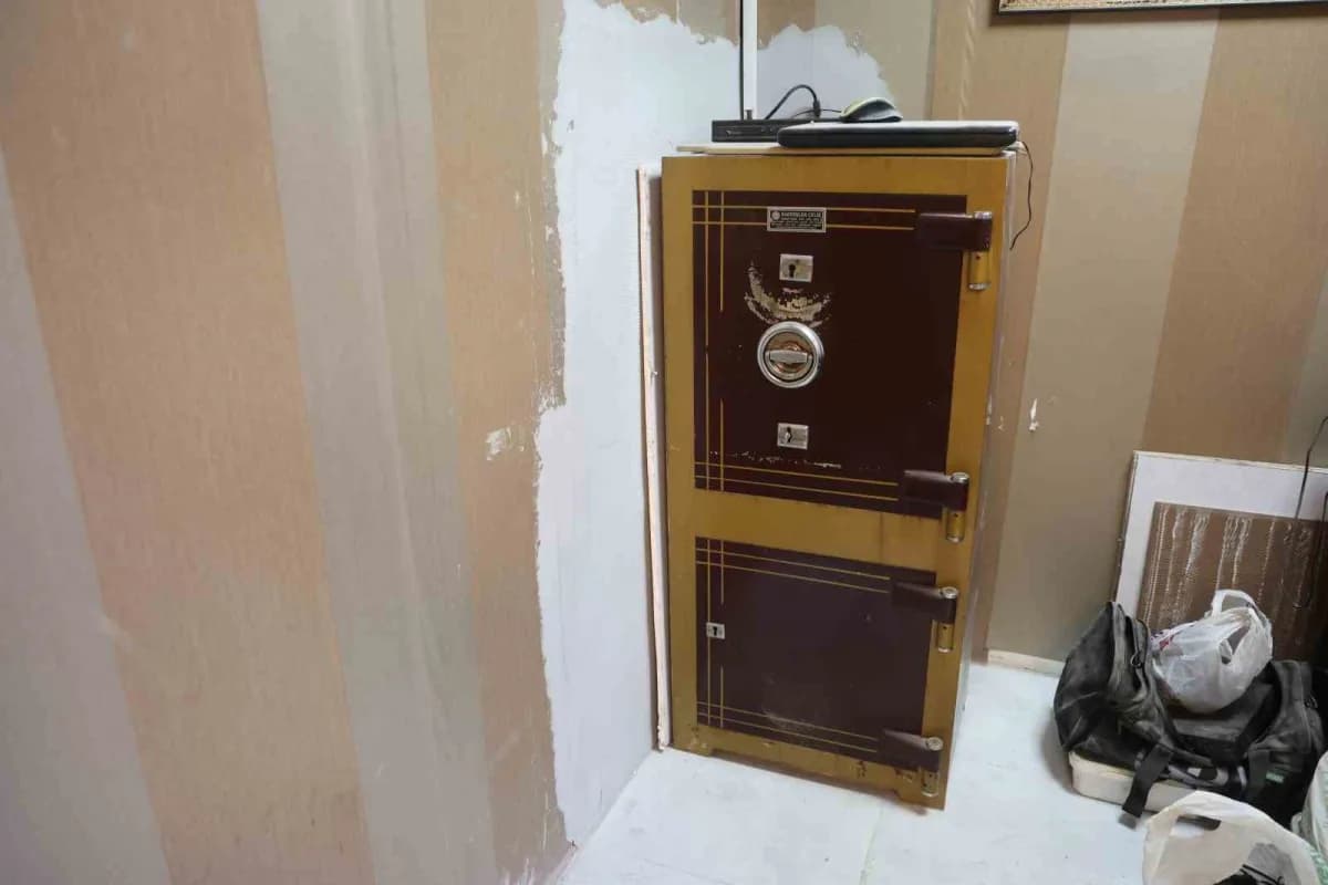 Hatay'ın Antakya ilçesinde kuyumcuyu soymak isteyen 2 şüpheli, girdikleri terzi dükkanının duvarını spiralle delerek kas