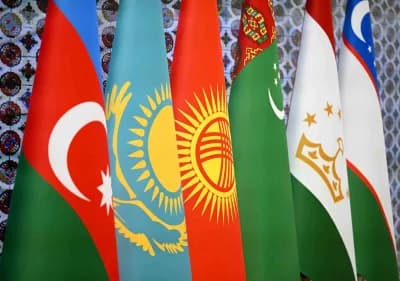 Kırgızistan Cumhurbaşkanı Sadır Caparov, Orta Asya ve Azerbaycan Cumhurbaşkanları toplantısında konuşma yaparken