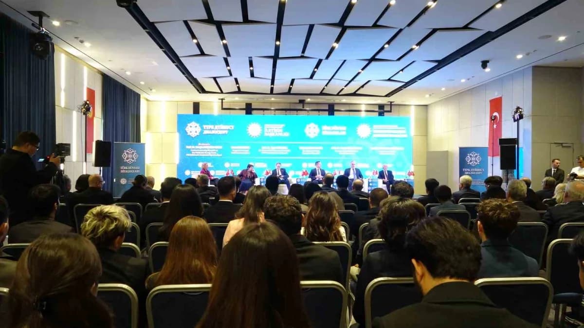 Kırgızistan’ın başkenti Bişkek’te Türk Dünyası Diyalogları panelinden katılımcılar