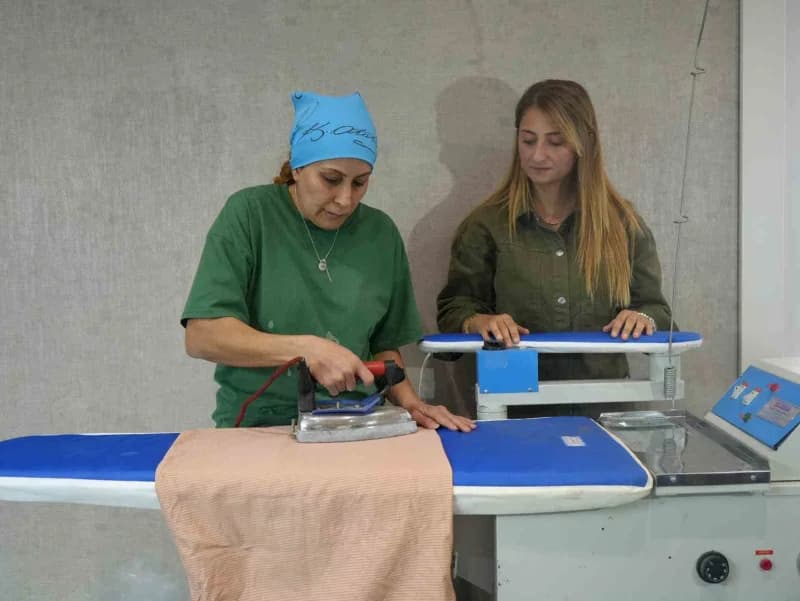 Gaziantep'te temizlik şirketi patronu Seval Kutsal ve çalışanları iş başında