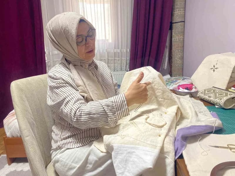 Türkiye'nin Lefkara Nakış Tanıtım Sanatçısı Pembe Kazan, UNESCO tarafından koruma altına alınan Lefkara nakışını gelenek