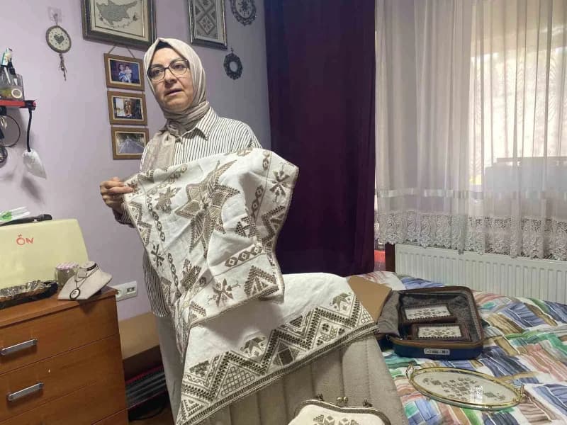 Türkiye'de Lefkara Nakış Tanıtım Sanatçısı unvanına sahip 3 çocuk annesi Pembe Kazan, Lefkara nakışını hobi olarak öğren