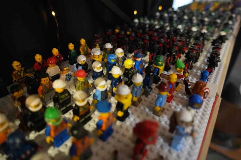 Samsun’da yaşayan 37 yaşındaki sağlık çalışanı Erdi Erol, 17 yıldır sürdürdüğü lego ve model araba tutkusunu koleksiyona