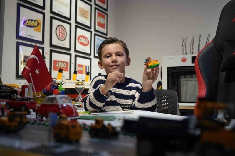 Değeri 3 milyon TL’yi aşan koleksiyonunda yaklaşık bin model araba ile 500’e yakın lego seti bulunan Erol, çocuklara ücr