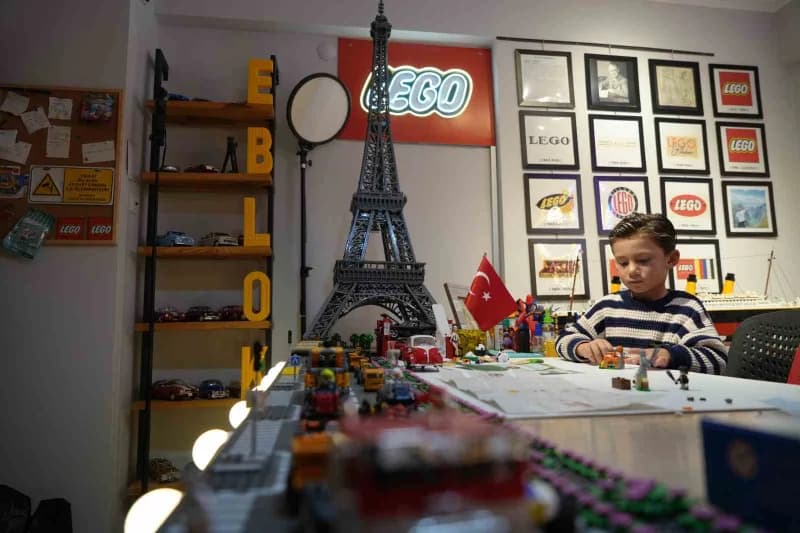 Samsun’da yaşayan 37 yaşındaki sağlık çalışanı Erdi Erol, 17 yıldır sürdürdüğü lego ve model araba tutkusunu koleksiyona