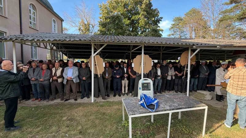 Cenaze programına Düzce Valisi Mehmet Makas, İl Jandarma Alay Komutanı Mustafa Kılıç, TRT Genel Müdür Yardımcıları Mücah